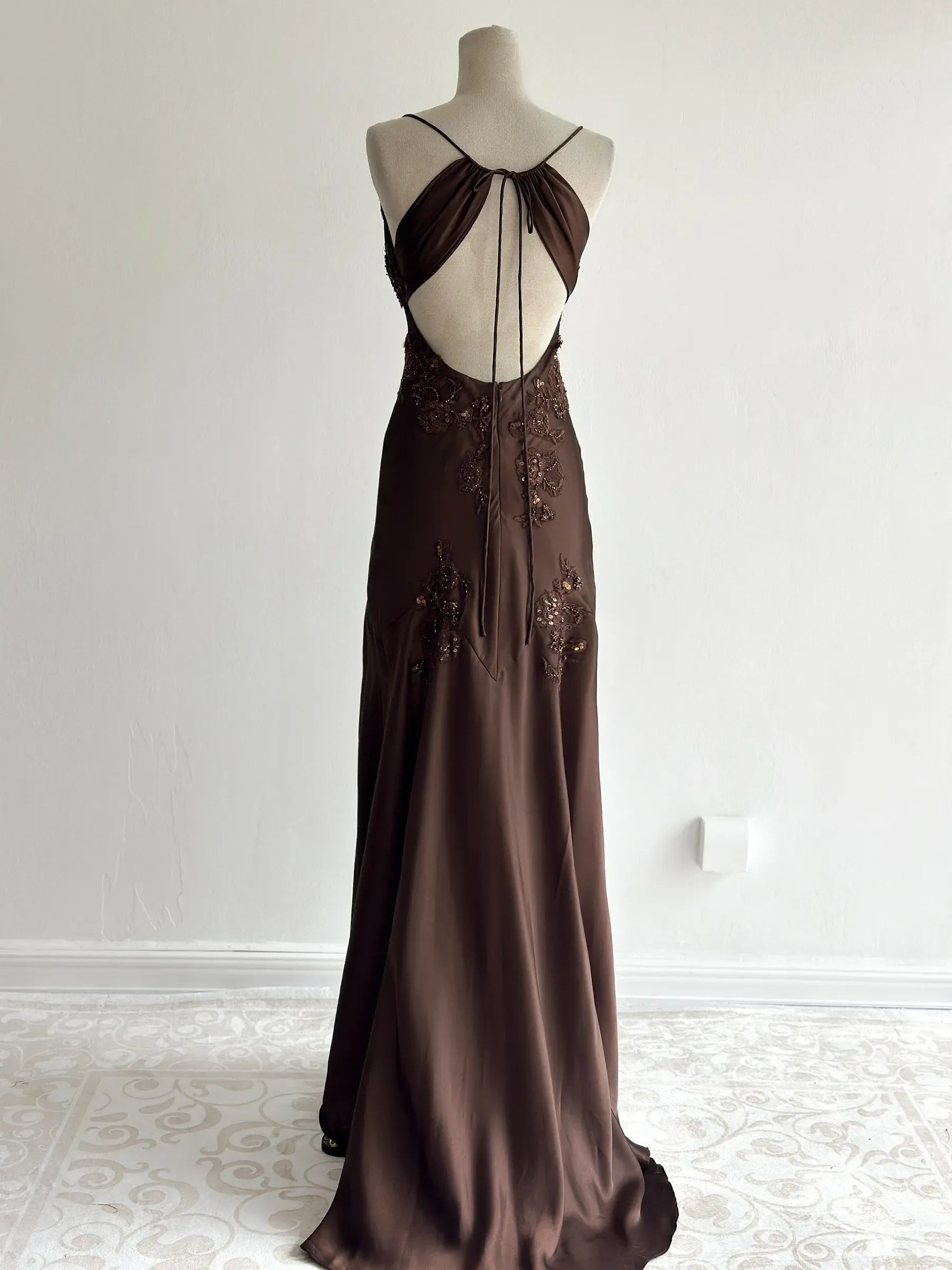 Elegant Spaghetti Strap Satin Maxi Dress with Open Back & Lace Applique