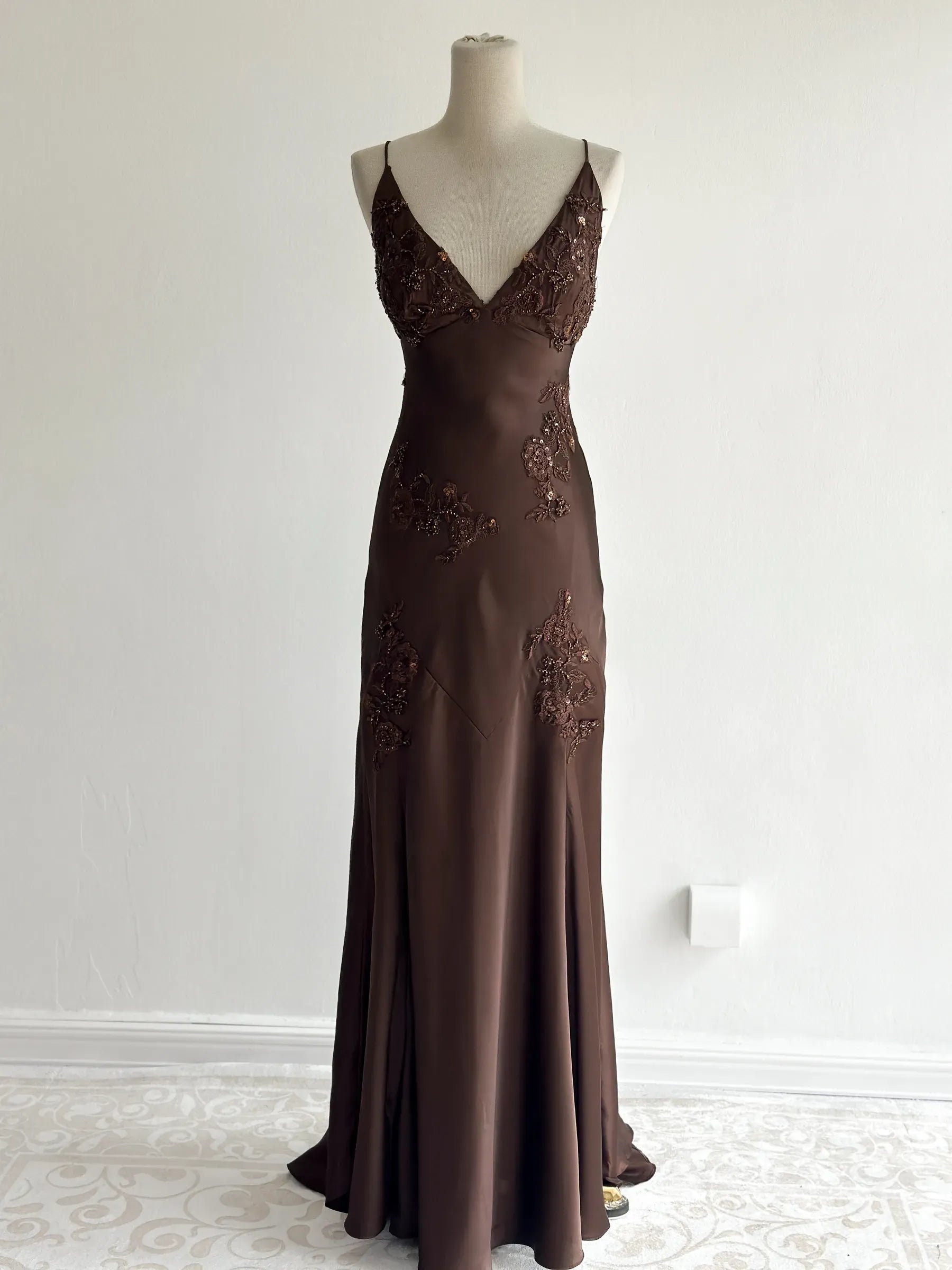 Elegant Spaghetti Strap Satin Maxi Dress with Open Back & Lace Applique