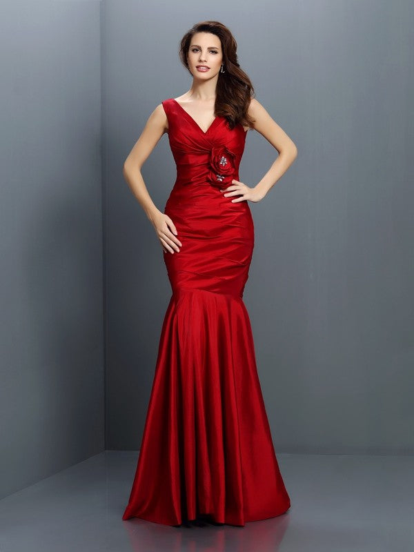Elegant Trumpet Mermaid V-neck Bridesmaid Dress in taffeta with hand-made floral details.