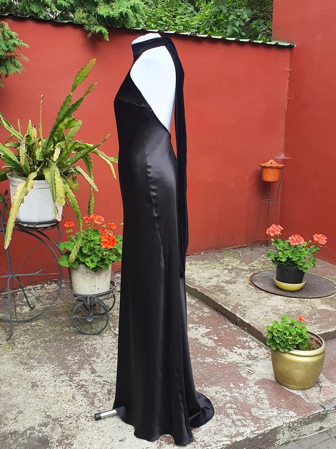 Elegante vestido de fiesta de dama de honor negro sin mangas con cuello halter, espalda descubierta y corte sirena, largo hasta el suelo 