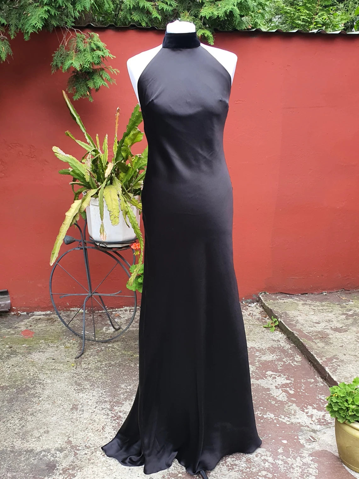 Elegante vestido de fiesta de dama de honor negro sin mangas con cuello halter, espalda descubierta y corte sirena, largo hasta el suelo 