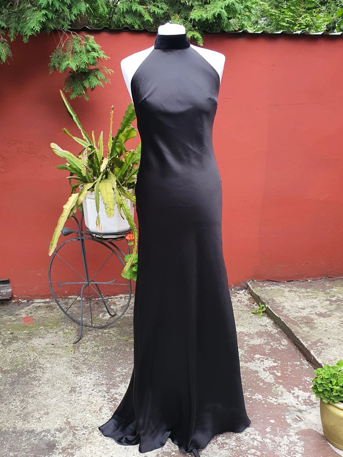 Elegante vestido de fiesta de dama de honor negro sin mangas con cuello halter, espalda descubierta y corte sirena, largo hasta el suelo 