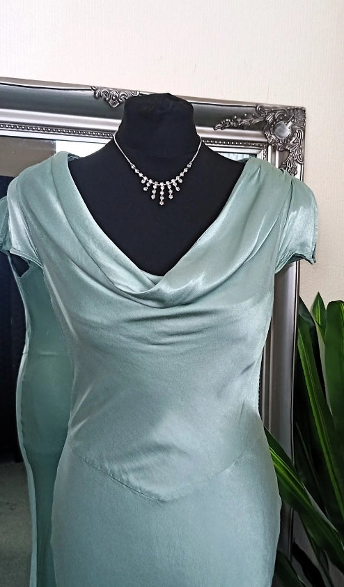 Robe de soirée élégante en satin à col bénitier et à manches longues 