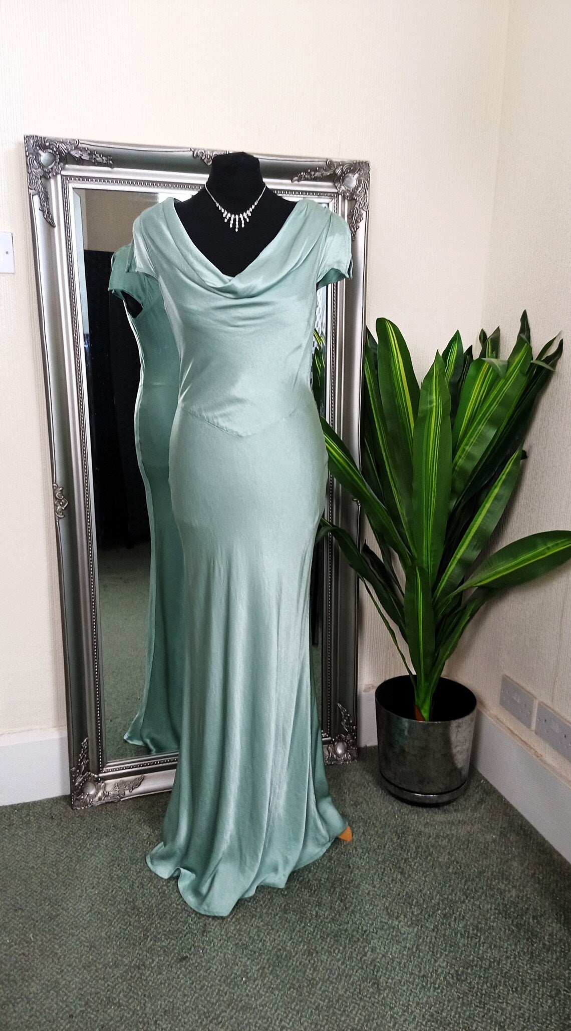 Robe de soirée élégante en satin à col bénitier et à manches longues 