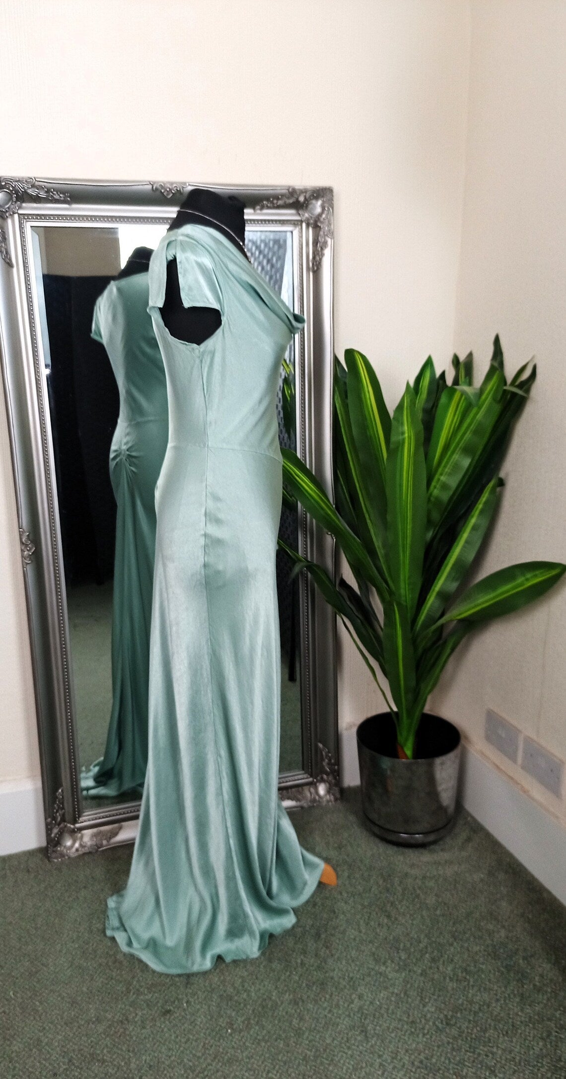 Robe de soirée élégante en satin à col bénitier et à manches longues 