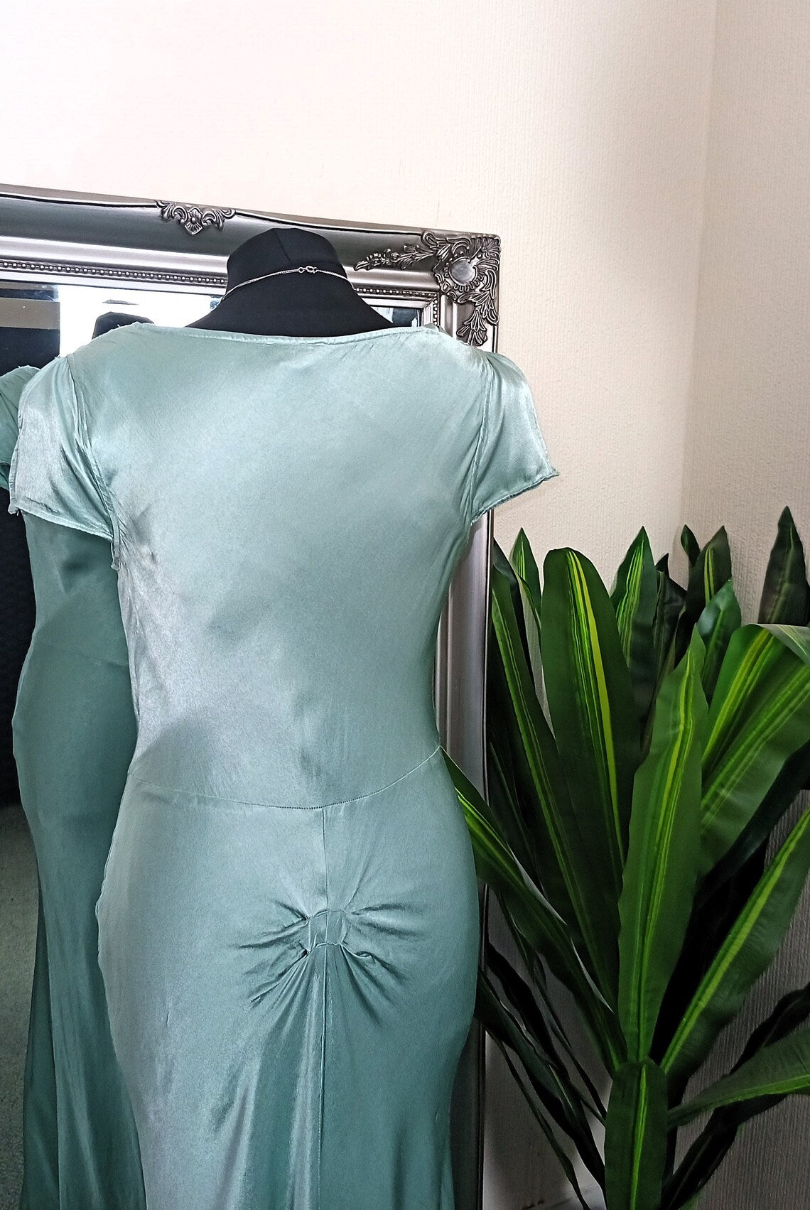 Robe de soirée élégante en satin à col bénitier et à manches longues 