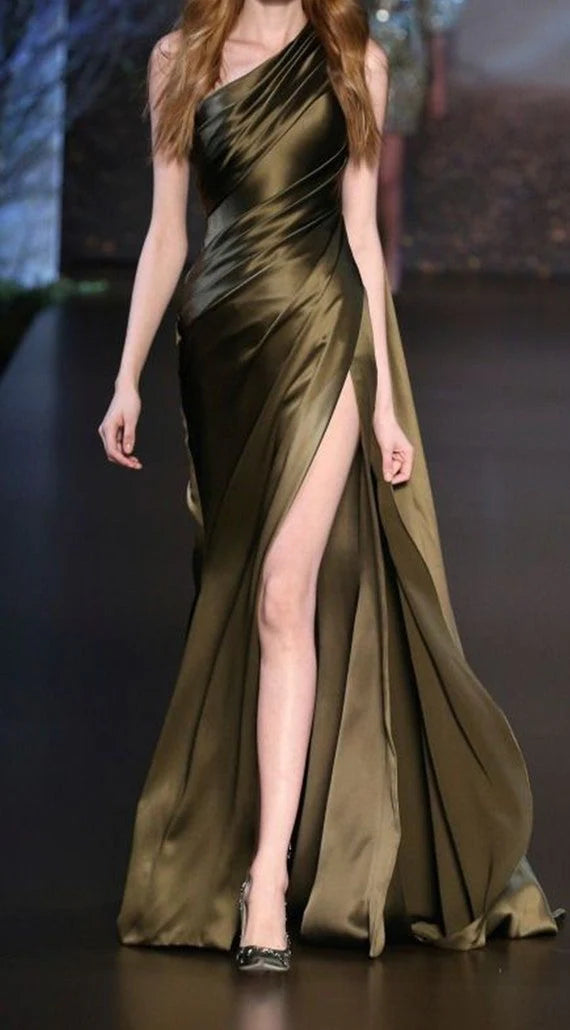 Robe de bal élégante à une épaule en satin plissé, longue robe de bal avec fente 