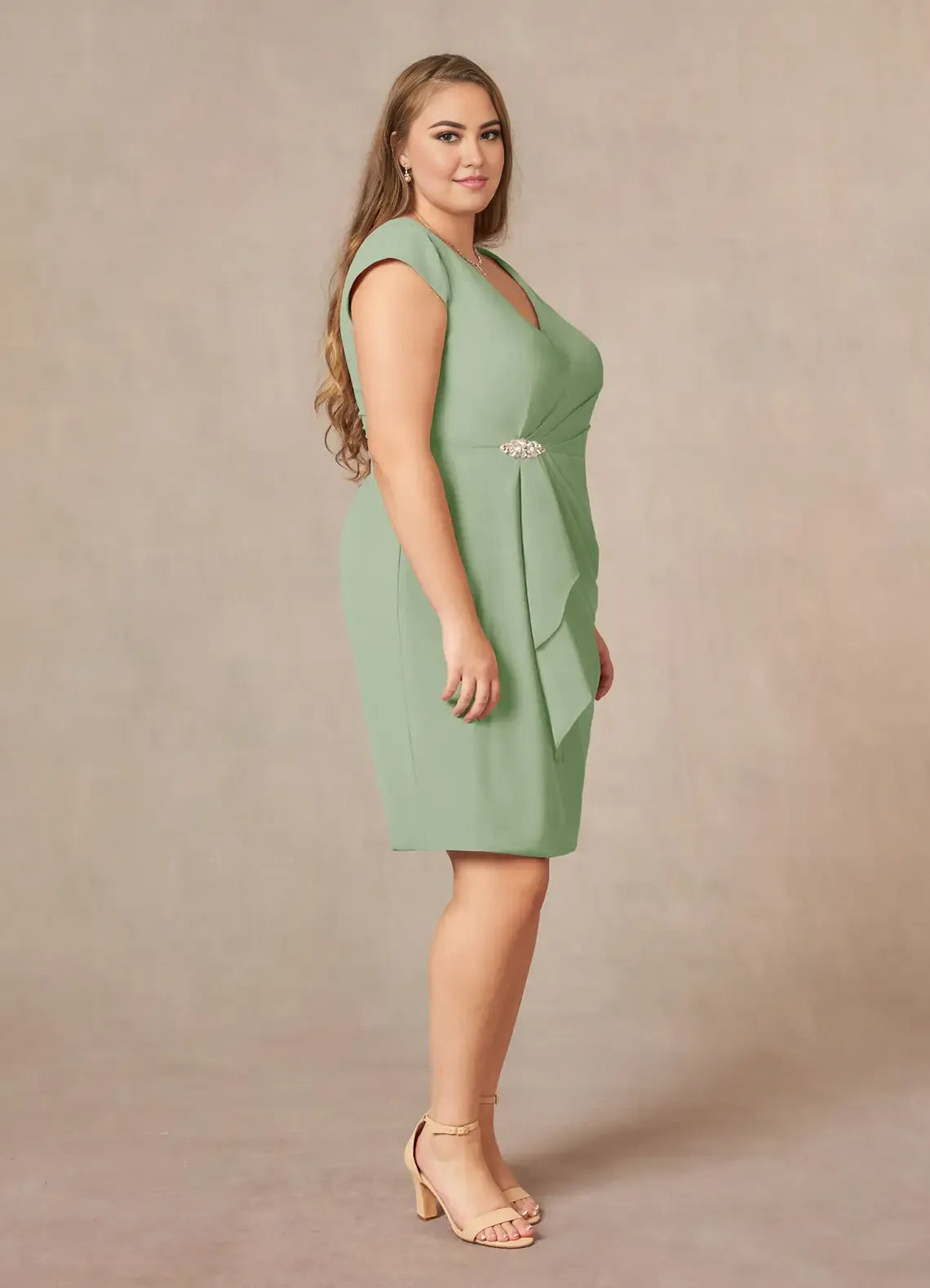 Robe Weitese élégante en mousseline de soie plissée, col en V, couleur sauge poussiéreuse, longueur genou, manches courtes, fermeture éclair au dos, grande taille, pour mère de la mariée 