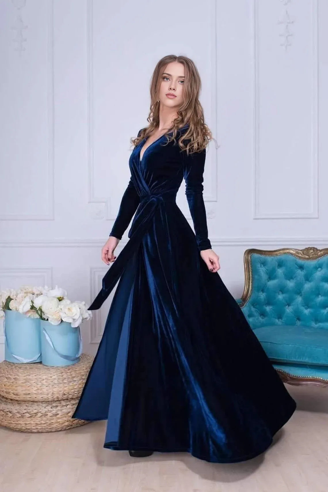 Elegante e impresionante vestido de dama de honor de terciopelo con mangas largas, escote en V y largo hasta los tobillos. 