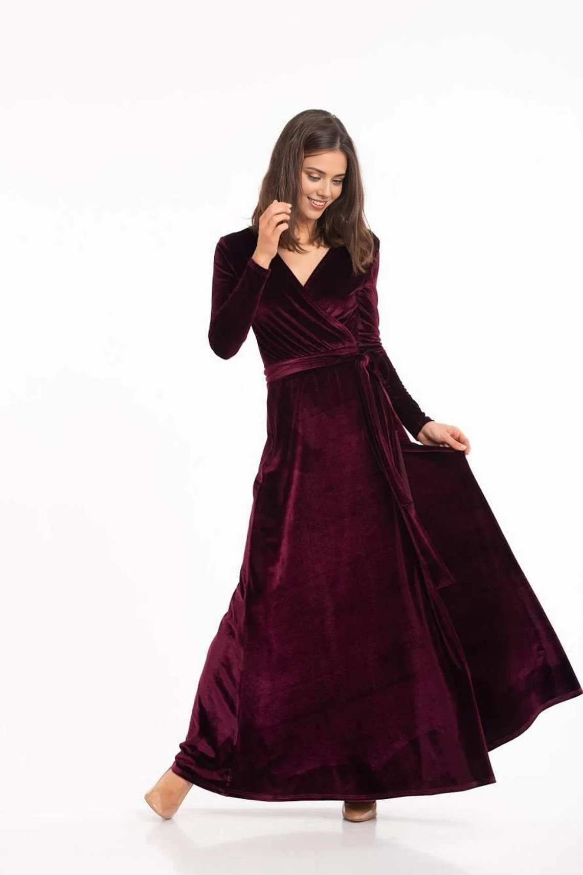 Elegante e impresionante vestido de dama de honor de terciopelo con mangas largas, escote en V y largo hasta los tobillos. 