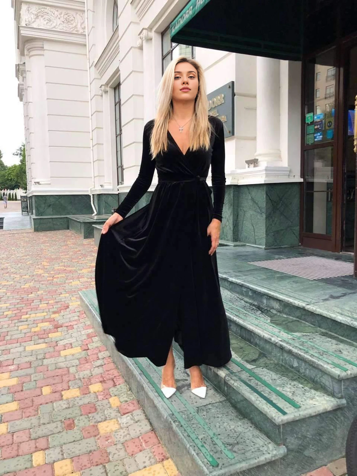 Elegante e impresionante vestido de dama de honor de terciopelo con mangas largas, escote en V y largo hasta los tobillos. 