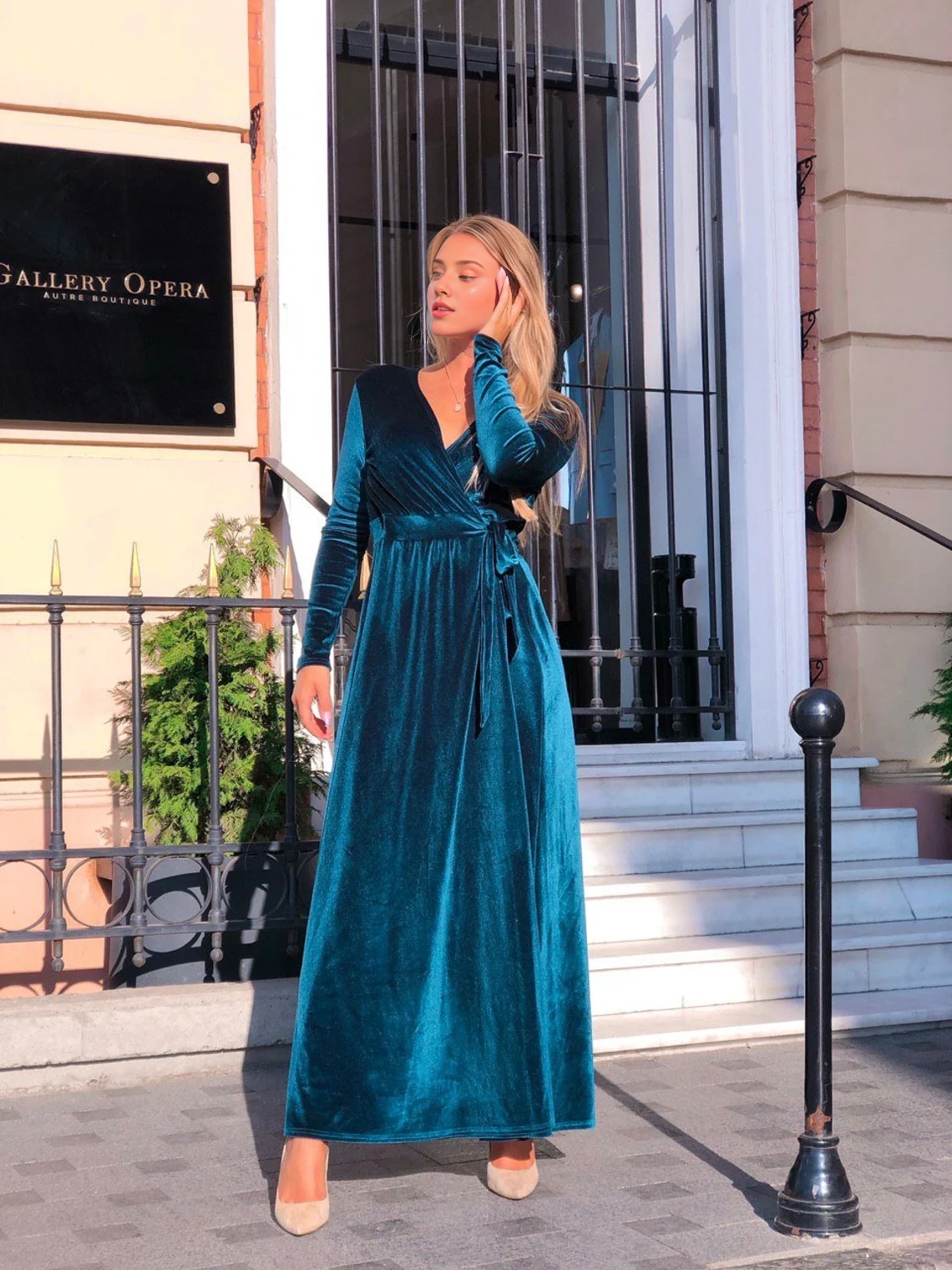 Elegante e impresionante vestido de dama de honor de terciopelo con mangas largas, escote en V y largo hasta los tobillos. 