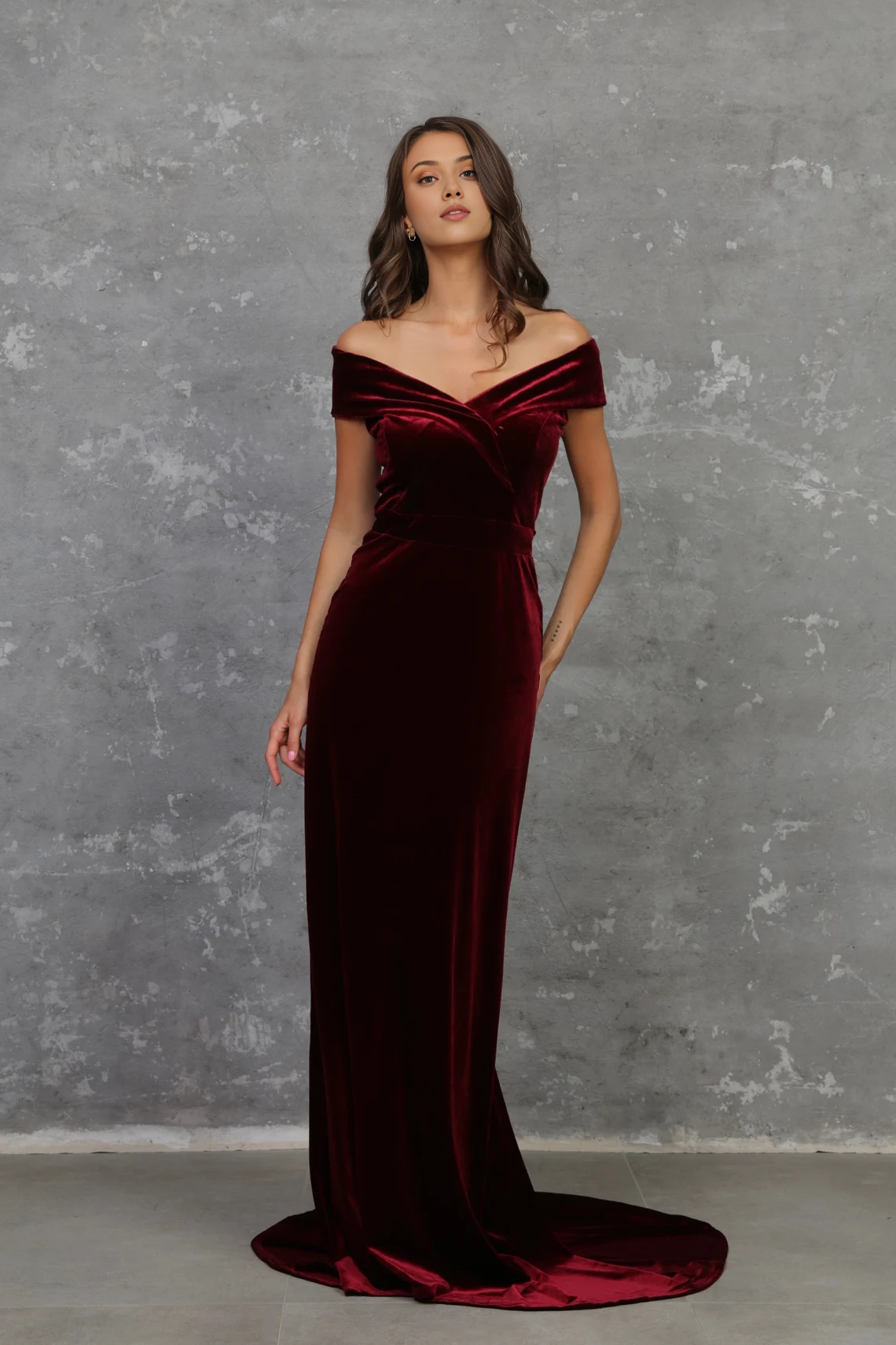 Elegante vestido de dama de honor color burdeos con escote en V, de terciopelo, corte A, largo hasta el suelo, hombros descubiertos, para cóctel y fiesta 