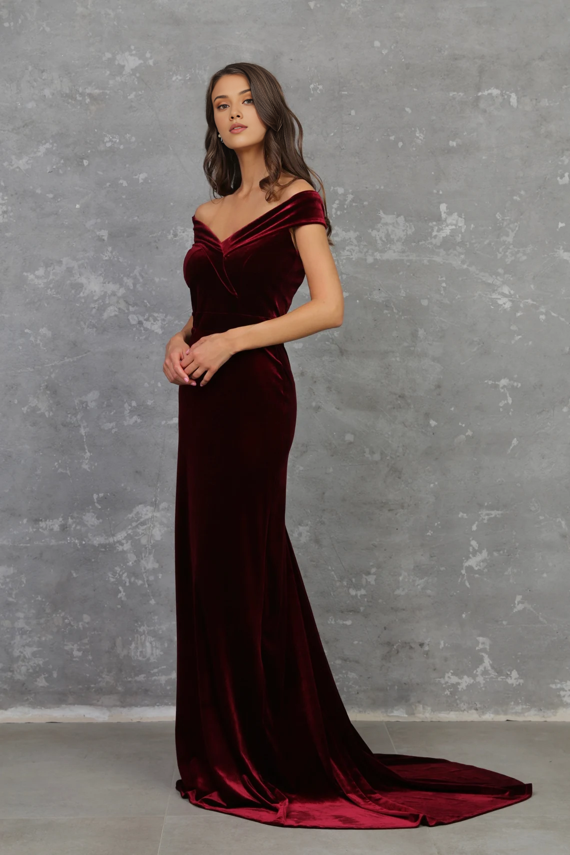 Elegante vestido de dama de honor color burdeos con escote en V, de terciopelo, corte A, largo hasta el suelo, hombros descubiertos, para cóctel y fiesta 