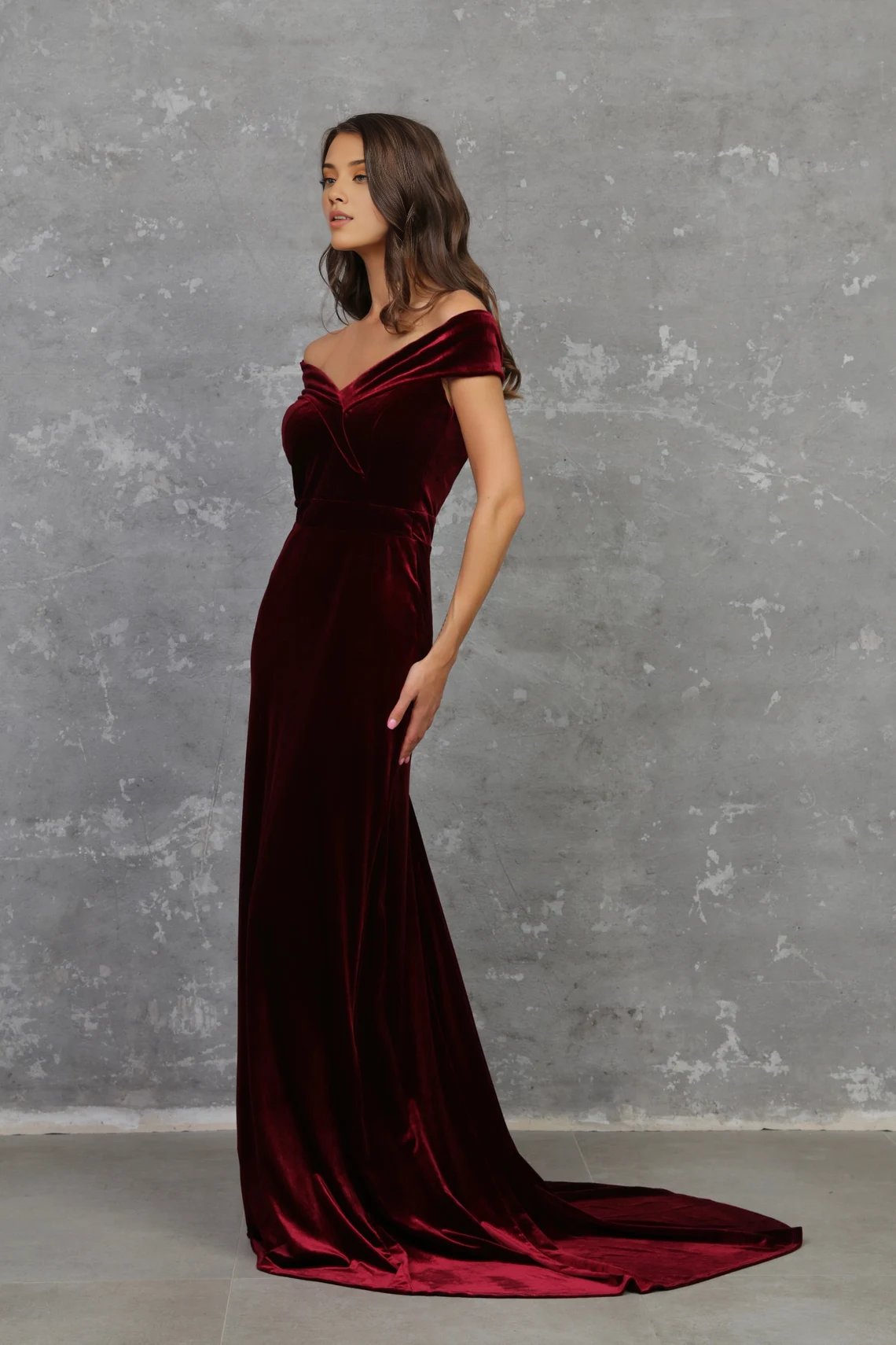 Elegante vestido de dama de honor color burdeos con escote en V, de terciopelo, corte A, largo hasta el suelo, hombros descubiertos, para cóctel y fiesta 