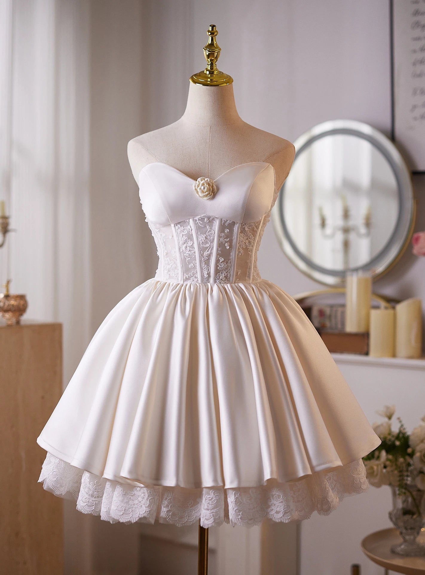 Elegant A-Line Sweetheart Corset Bodice Lace Applique Ivory Short Homecoming Dresses