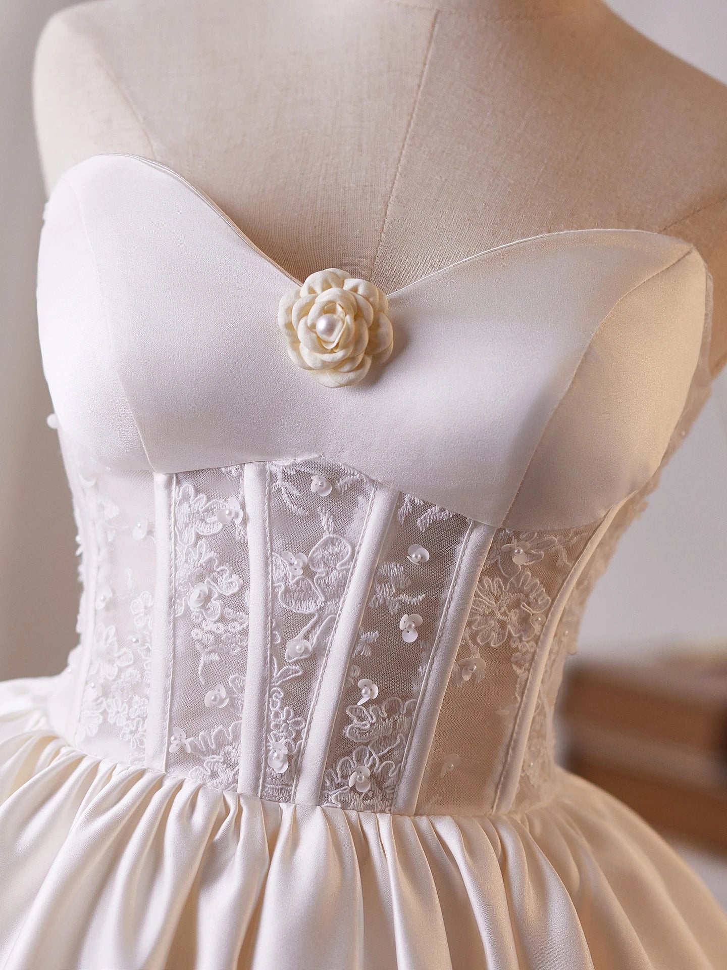 Elegant A-Line Sweetheart Corset Bodice Lace Applique Ivory Short Homecoming Dresses