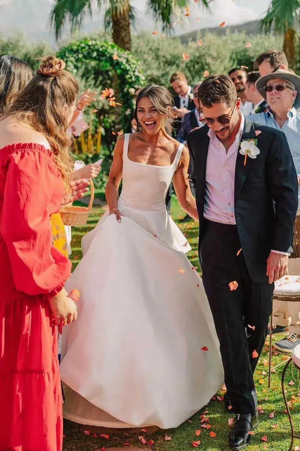 Robe de mariée élégante à col carré et ligne A avec nœud papillon