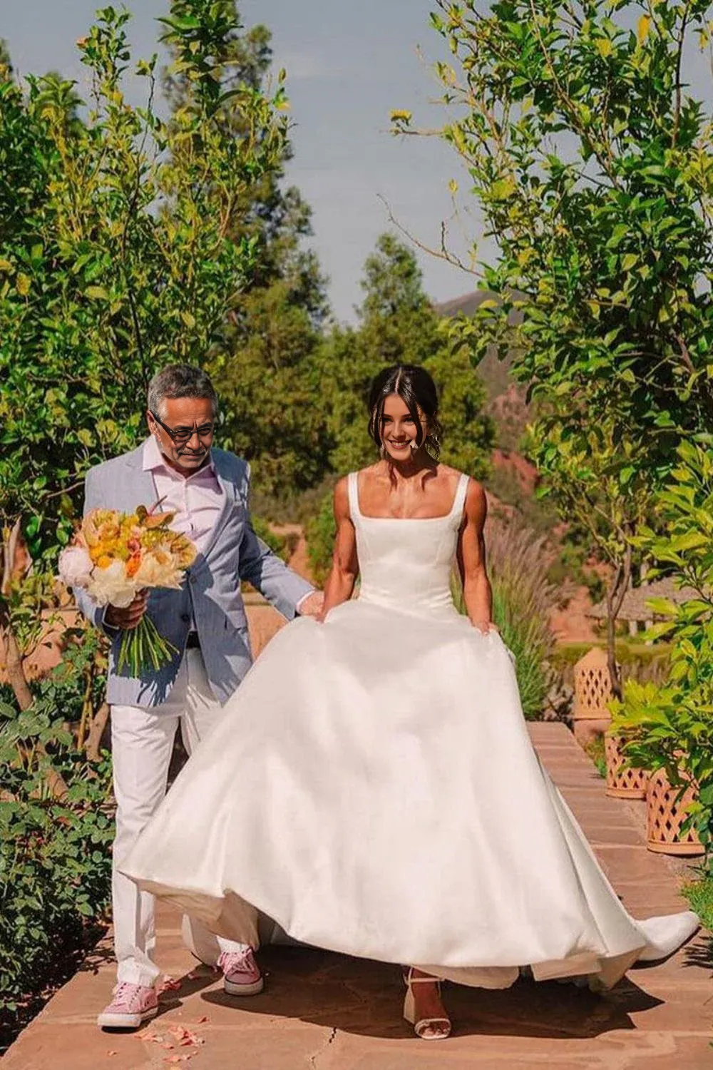 Robe de mariée élégante à col carré et ligne A avec nœud papillon