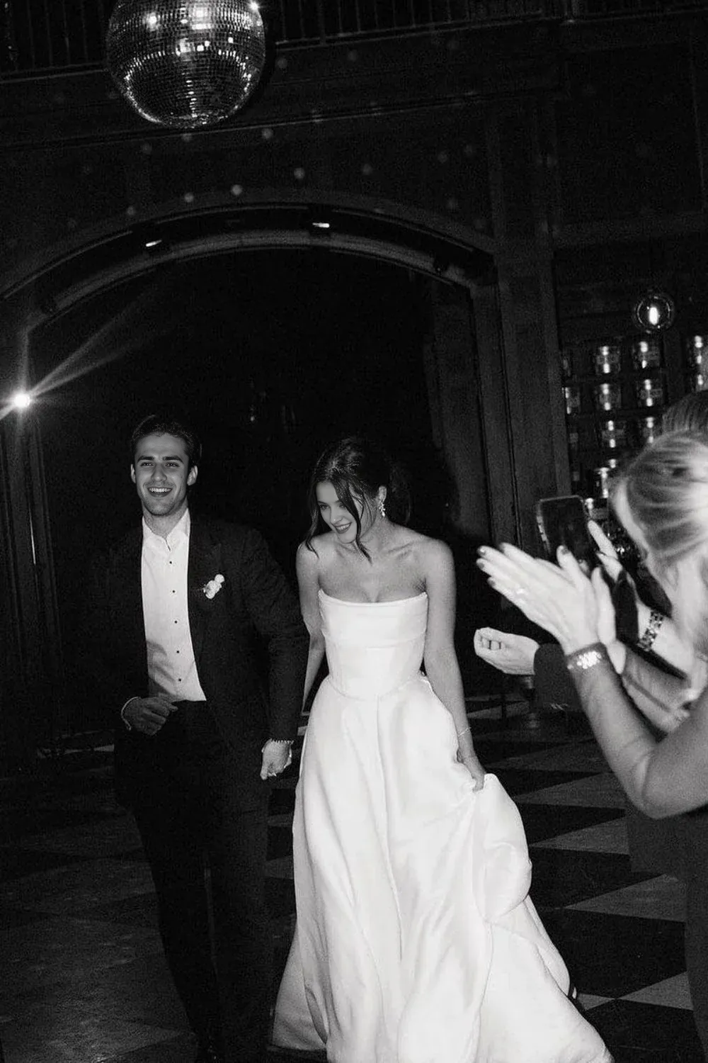 Robe de mariée longue élégante, coupe trapèze, sans bretelles et fendue sur le devant