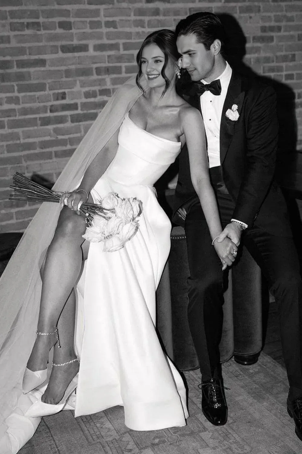 Robe de mariée longue élégante, coupe trapèze, sans bretelles et fendue sur le devant