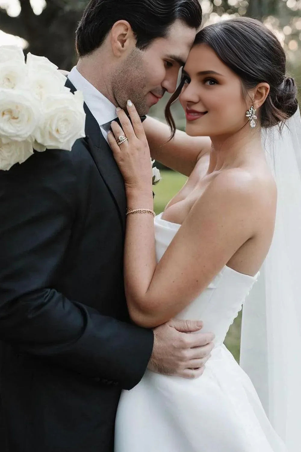 Robe de mariée longue élégante, coupe trapèze, sans bretelles et fendue sur le devant