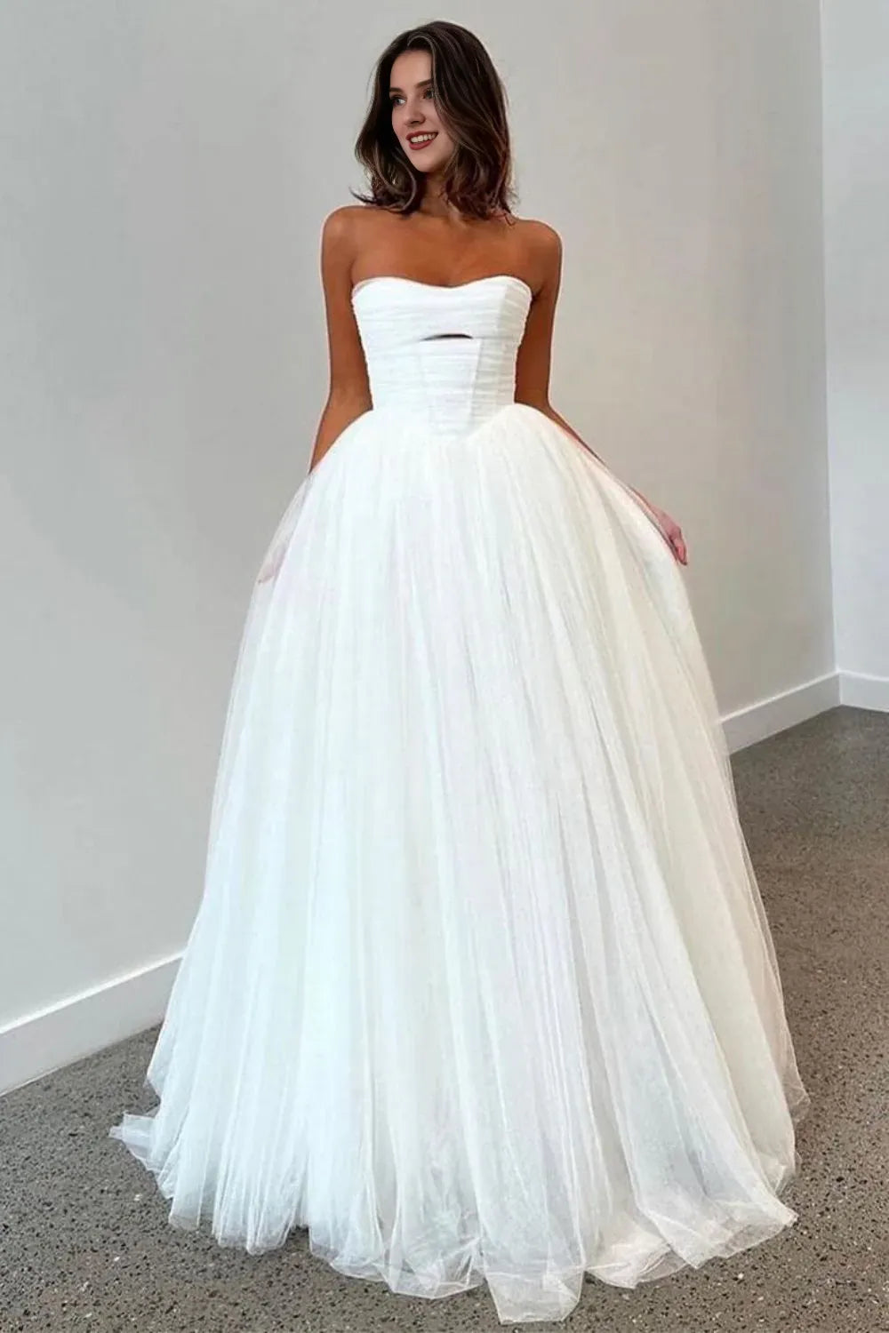 Robe de mariée longue en tulle, élégante, coupe trapèze, sans bretelles, avec traîne