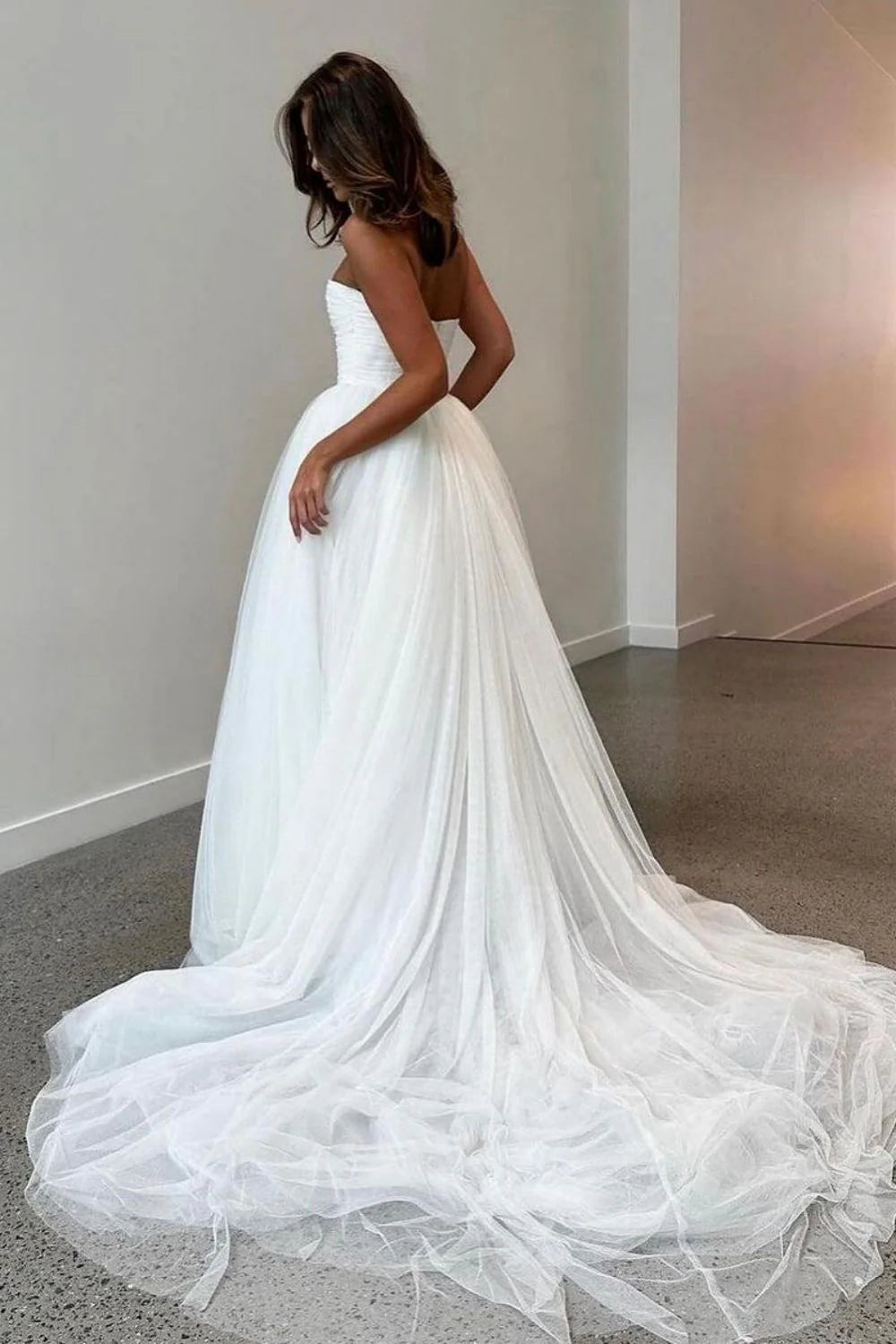 Robe de mariée longue en tulle, élégante, coupe trapèze, sans bretelles, avec traîne