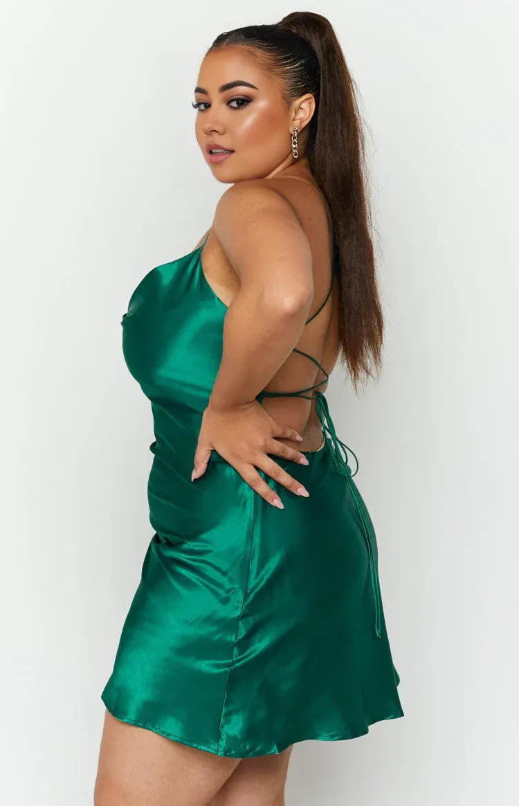 Emerald Satin Off the Shoulder Mini Dress Graduation Party Dresses Backless Sleeveless Homecoming Dresses Sexy Knee Length Cocktail Dresses