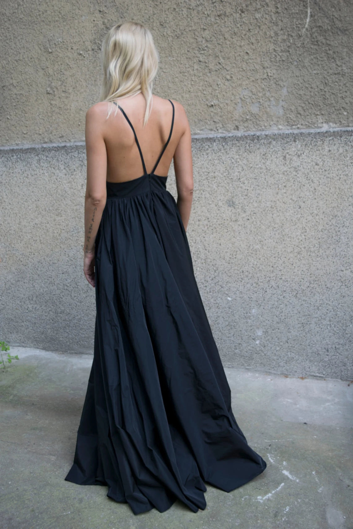 Evening Dress Long Dress Spaghetti Straps Prom Dress Black Romantic Open Back Party Dress Strappy Dress Crossed Straps Deep V Neck Sleeveless Evening Dress