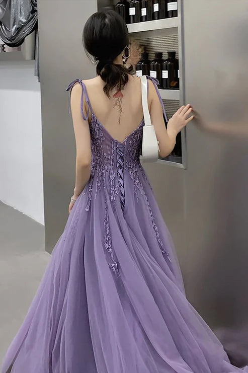 Robe de soirée sans manches à col en V et traîne en dentelle avec appliques