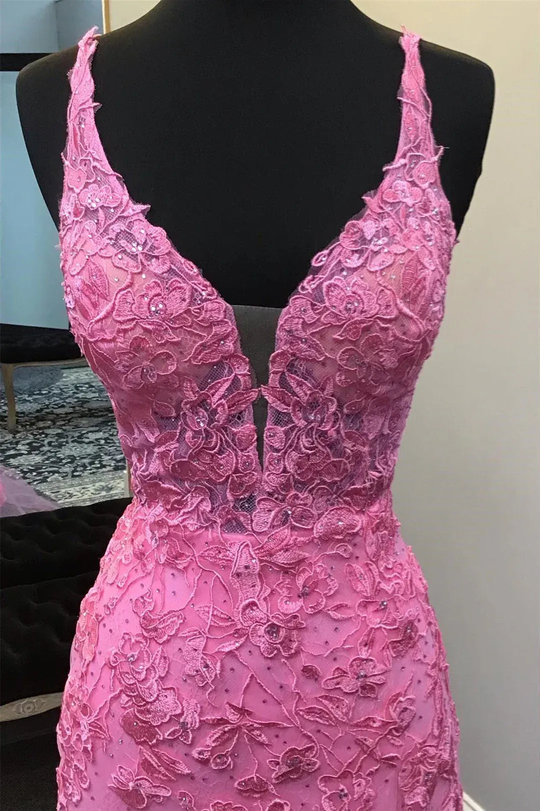Exquisite V-neck Sleeveless Fitted Appliques Tulle Long Prom Dress