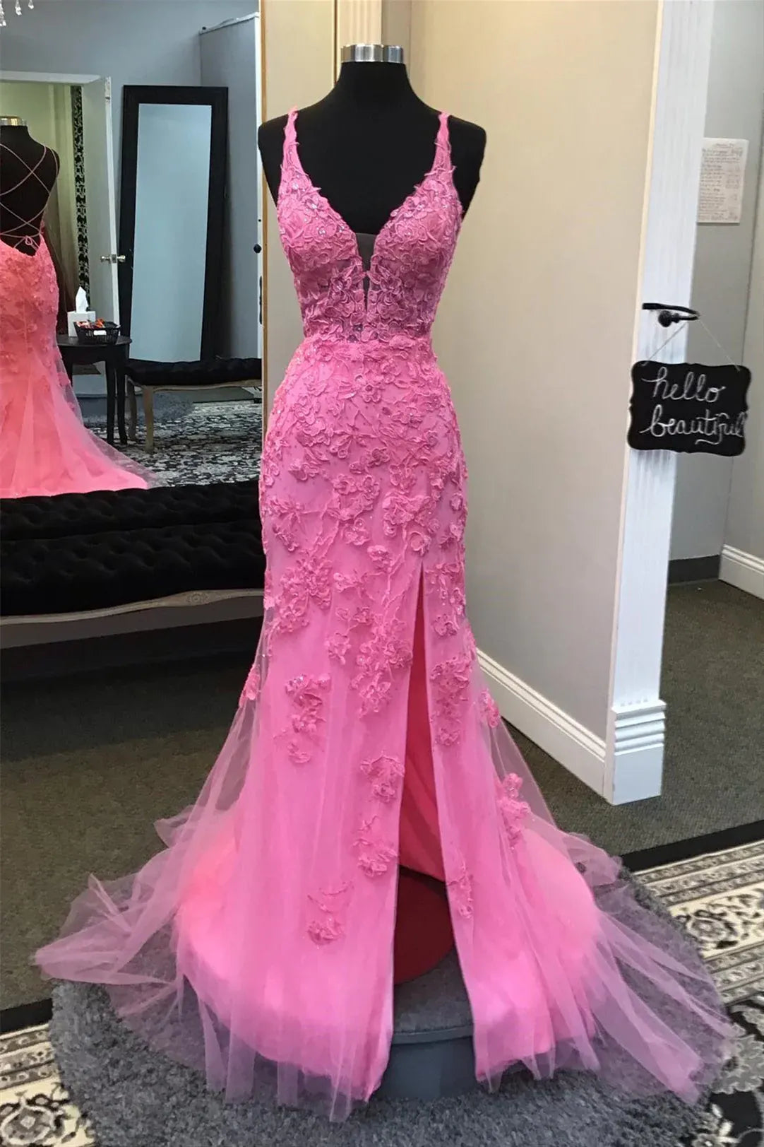 Exquisite V-neck Sleeveless Fitted Appliques Tulle Long Prom Dress