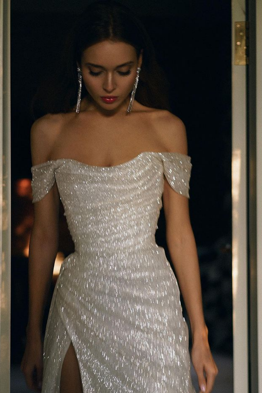 Vestido de fiesta largo elegante de sirena con hombros descubiertos y lentejuelas plateadas de Weitese con abertura frontal