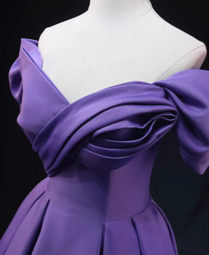 Vestido de fiesta largo de satén morado con corte en A y hombros descubiertos