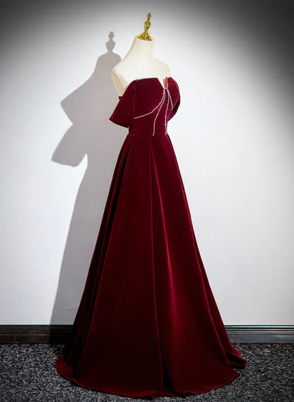 Robe de bal longue en velours rouge vin à épaules dénudées