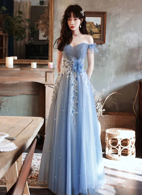 Robe de soirée longue bleue trapèze à épaules dénudées et dentelle