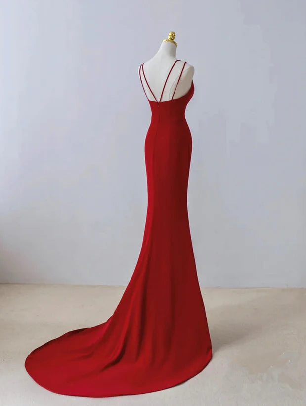 Hermoso vestido de noche largo con tirantes de sirena en color rojo y abertura en la pierna