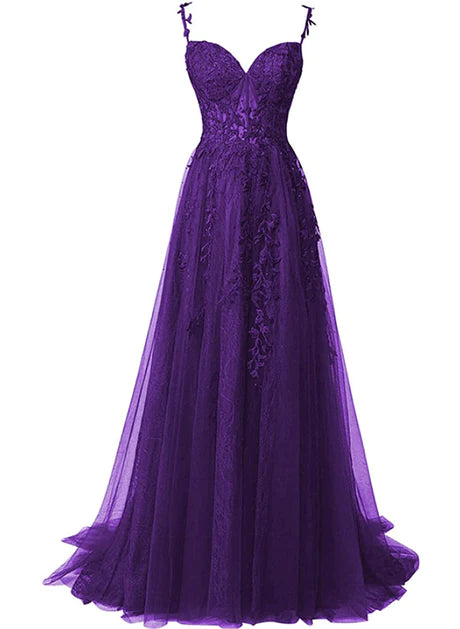 Vestido de fiesta largo de tul con tirantes finos y escote en forma de corazón en color morado