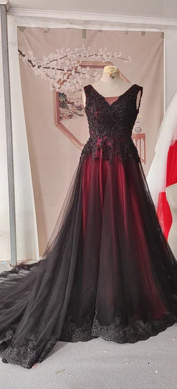 Vestido de fiesta de tul negro y rojo con escote en V y cuentas