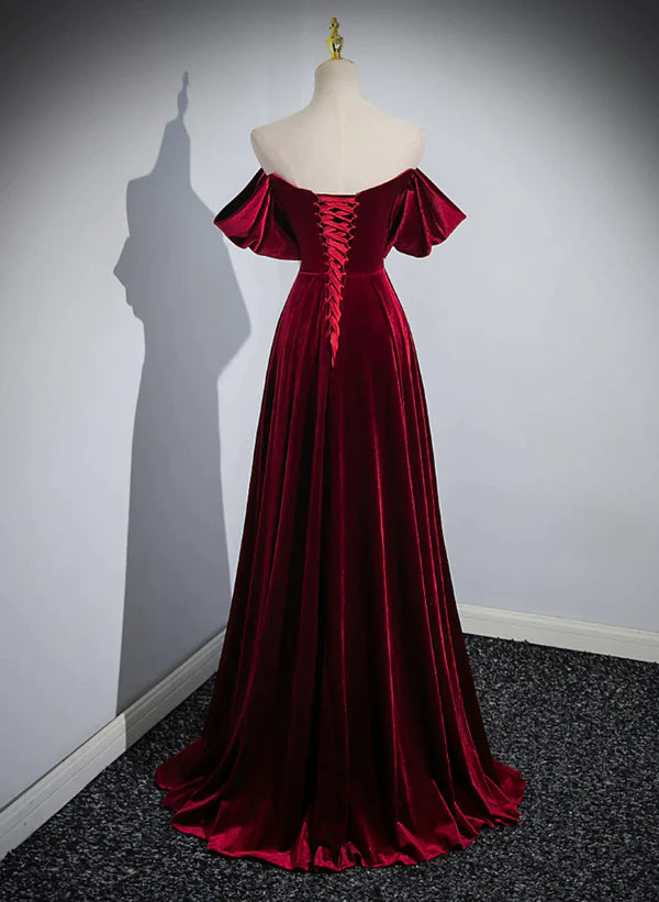 Robe de mariée trapèze en velours rouge vin, décolleté en cœur