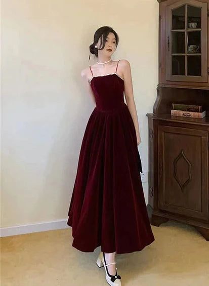 Vestido de noche largo de terciopelo rojo vino con tirantes finos y hombros descubiertos