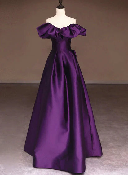 Vestido de noche largo de satén morado con corte en A y hombros descubiertos