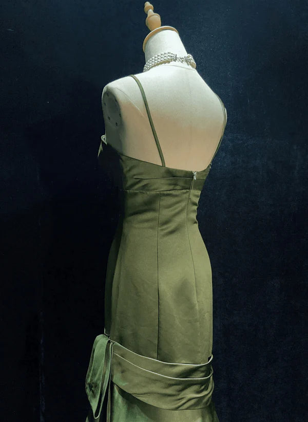 Vestido de noche largo de satén verde con tirantes en forma de corazón