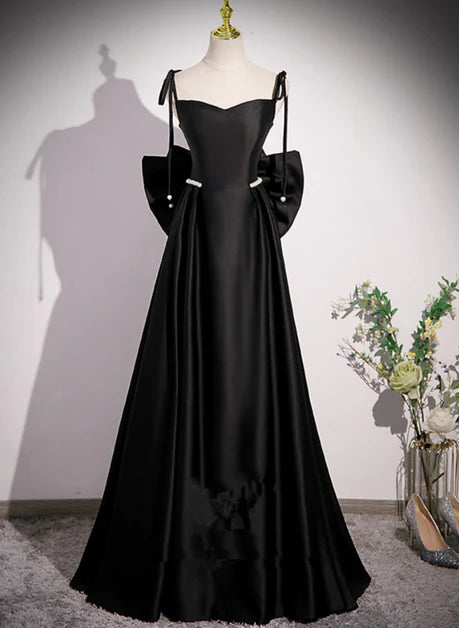 Vestido de fiesta largo de satén negro con escote en forma de corazón y lazo