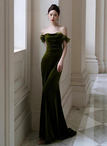Vestido formal de sirena verde con escote en forma de corazón y hombros descubiertos