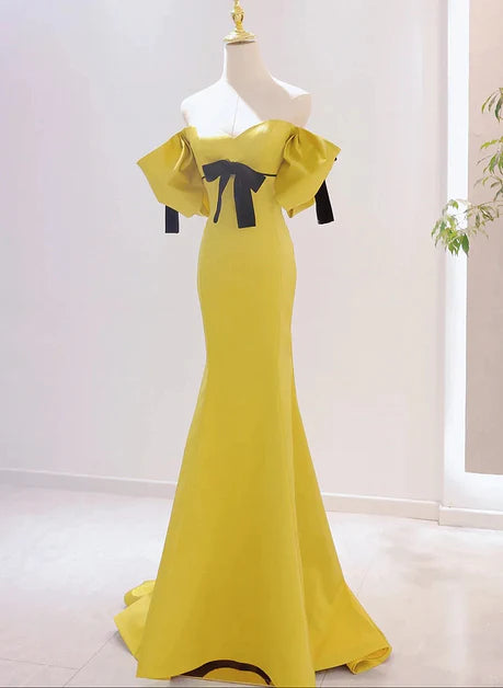 Vestido de fiesta amarillo de corte sirena con escote corazón