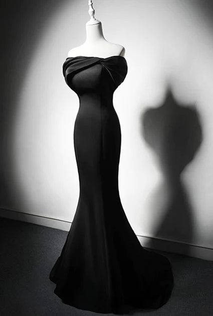 Vestido de noche de sirena negro de satén con hombros descubiertos