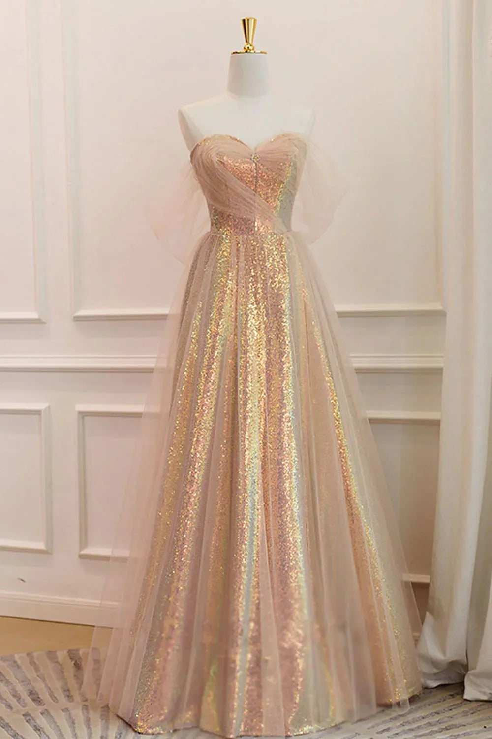 Robe de bal longue à paillettes champagne, épaules dénudées et fascinante