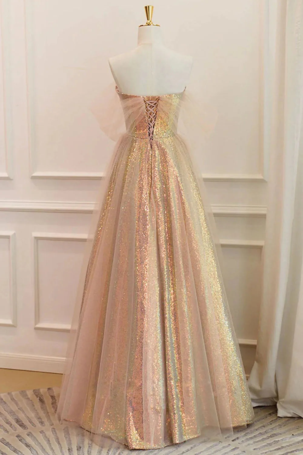 Robe de bal longue à paillettes champagne, épaules dénudées et fascinante